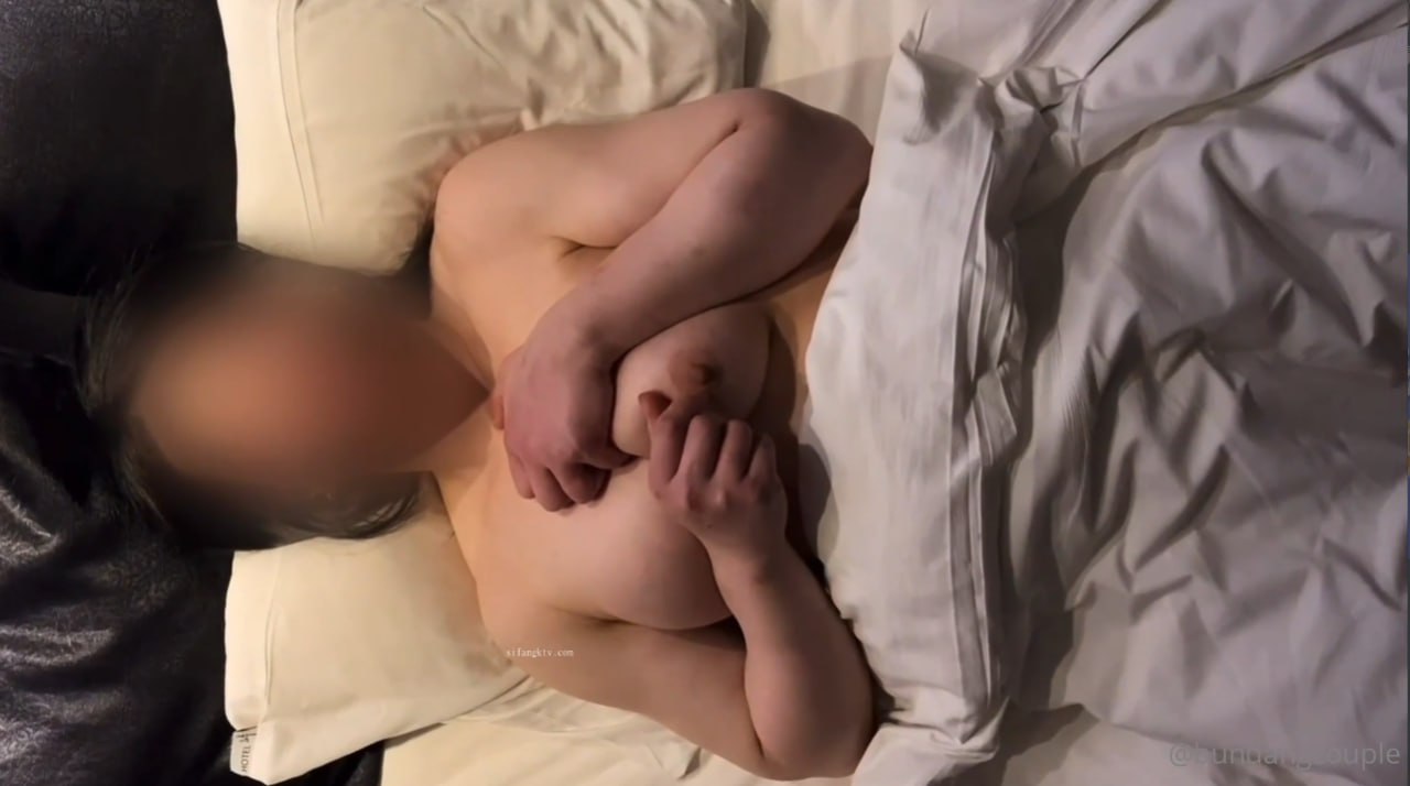 淫妇人妻一边偷情一边给姐姐打电话叫声太大被发现